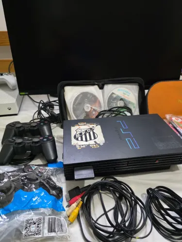 PLAYSTATION 2 FAT + 3 CONTROLES + MEMORY CARD + DIVERSOS JOGOS + DESBLOQUEADO