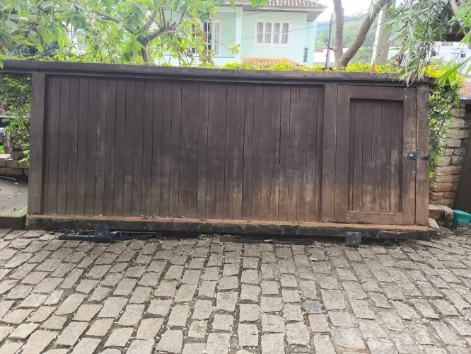 Vendo Portão de madeira de lei