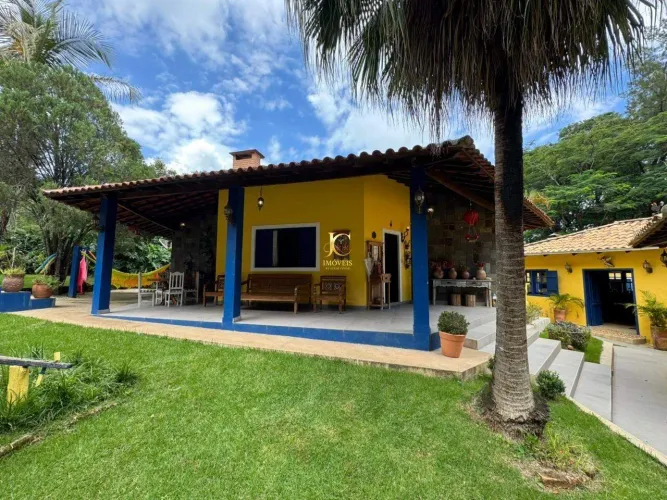 Chácara residencial com 4 quartos, piscina e ampla área externa em Ermida (Santo Antônio d