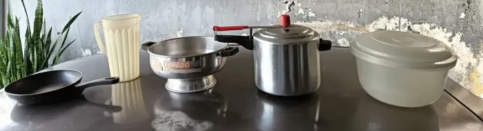 KIT COZINHA ESCORREDOR PENEDO, PANELA PRESSÃO, FRIGIDEIRA,JARRAE VASILHA  TAMPA PLÁSTICA 