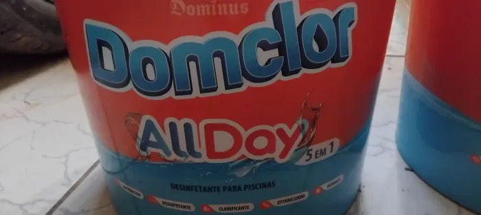Vendo dois balde de cloro novo nunca usado cada balde é 10 litros comprei não cheguei