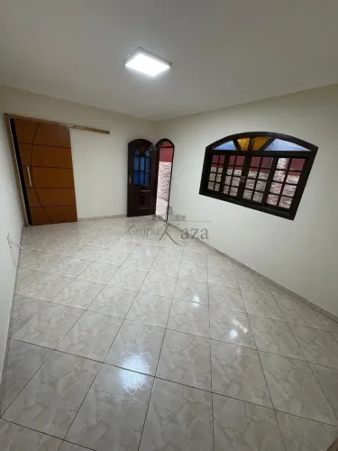 Casa - Vila Pinheiro - Jacareí - 2 Dormitórios - 115m².