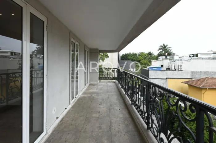 Apartamento elegante de 385 m², com 4 suítes à venda na parte plana do bairro Jardim Pauli