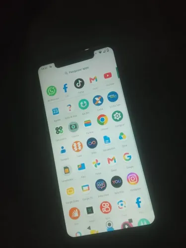 Vendo celular Motorola one trincado a traseira mas funciona bem