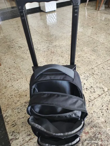 Vendo ótima mochila Samsonite, preta, com rodinhas.