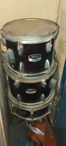 2 tons e 1 tarol de bateria de percussão
