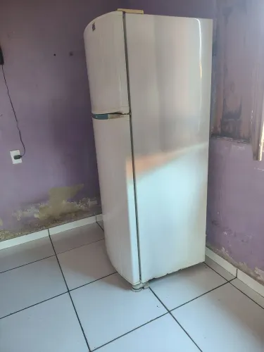 Geladeira potente congelador top gela muito