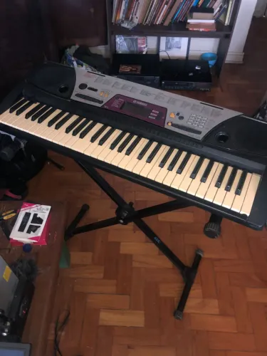 Teclado Yamaha PSR 172 (Excelente estado, acompanha suporte)