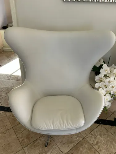 Duas Poltronas Egg Chair em couro branco