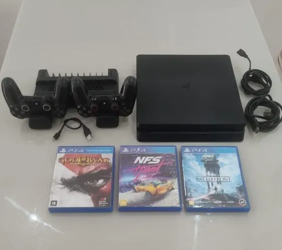 Ps4 Slim 1Tb com 2 controles originais 8 jogos digitais 3 jogos físicos