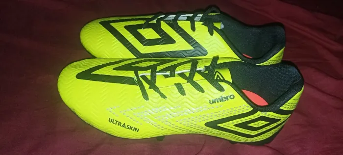 Chuteira Campo Umbro tamanho 41 Ultraskin 