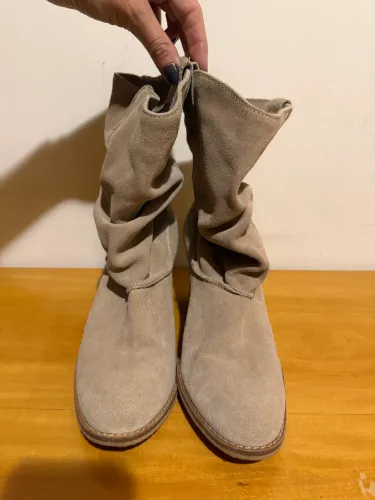 Bota linda em camurça clara