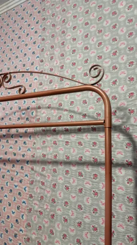 Arara de roupas rose gold 