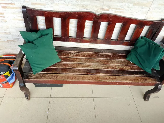 Banco de madeira de 4-5 lugares maciça (Imbuia)