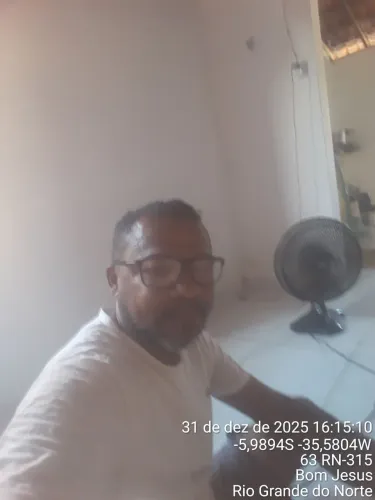 Oferece serviço de pintura de paredes