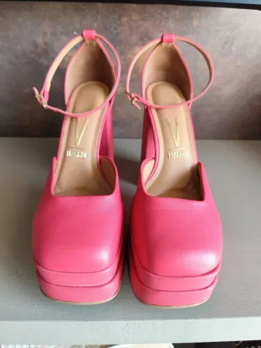 Vendo sandália salto alto, feminina, meia pata, número 38, marca Vizzano, novo.