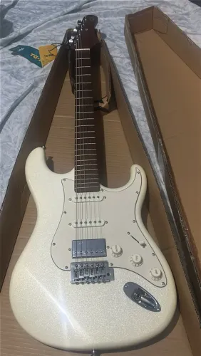 guitarra stratocaster tg 580 no plastico
