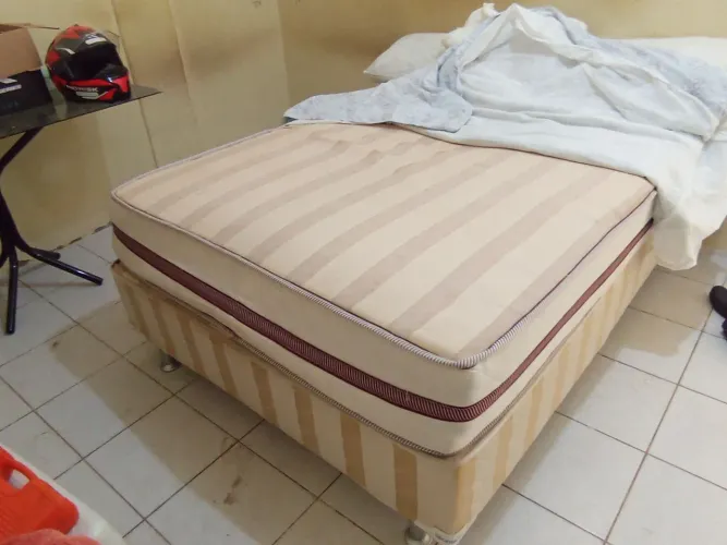 Vendo base de cama de casal semi-nova sem detalhes da marca boa