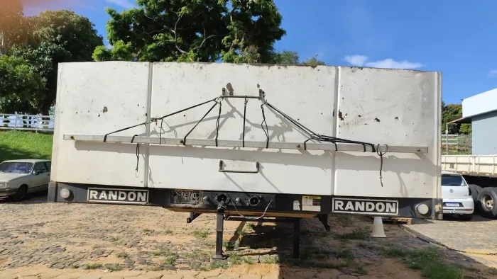 Carreta 13,5 assoalho de ferro