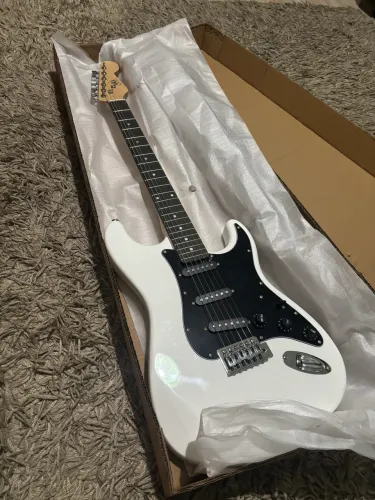 Guitarra Stratocaster + amplificador (SEM USO)