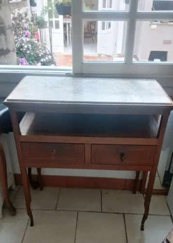 mesa antiga em madeira maciça e tampo em granito com 2 gavetas