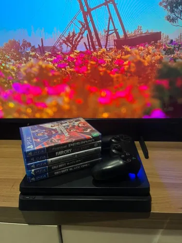 PS4 SLIM 500GB 2 CONTROLES 5 JOGOS