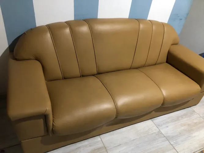 2 Sofás vintage com estrutura de madeira