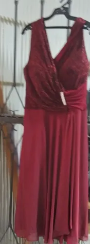 VENDE-SE UM VESTIDO