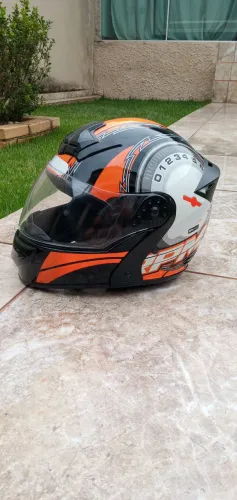Capacete semi novo