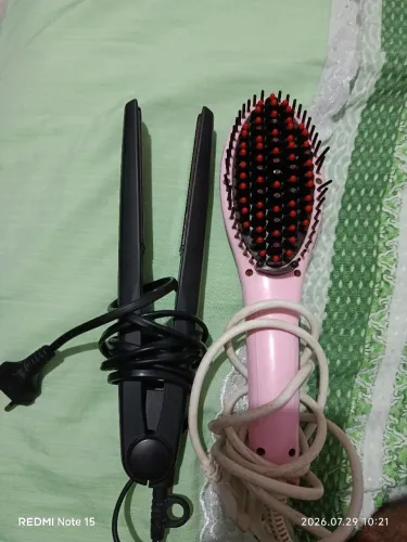 Vendo uma chapinha de cabelo e uma escova alisadora de cabelo em boas condições