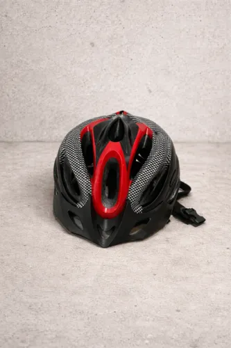 capacete de ciclismo element nas cores preto, vermelho e grafite, com design aerodinâmico