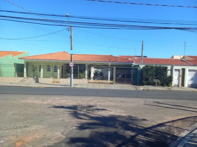 Casa à venda construída sobre dois lotes - Jd. Vania Maria