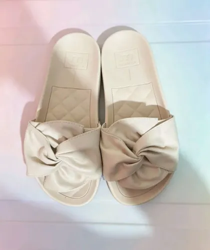 Chinelo slide moleca bege