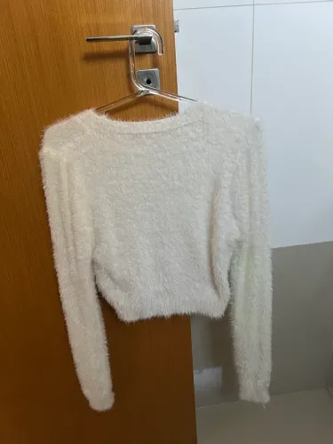 casaco branco de pelinho com rasgado na manga (se der um ponto fica bom pra usar)