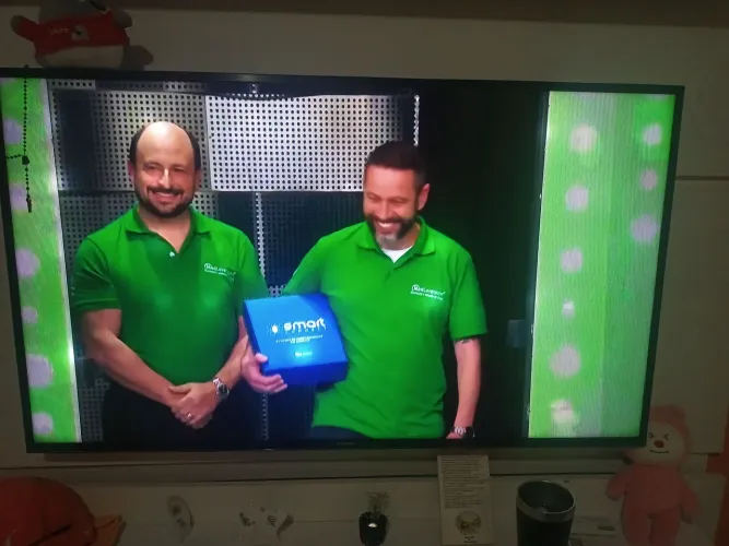 Uma tv samsng de 50 polegadas