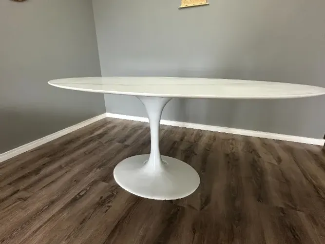 Mesa Saarinen Oval - Branco Extra - 1.80 x 1.00