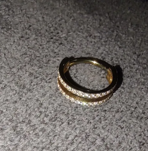 Piercing para orelha argola dupla de titânio dourada e cravejada