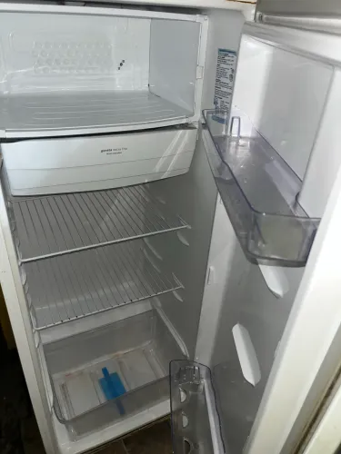 Vende_ se geladeira em bom estado