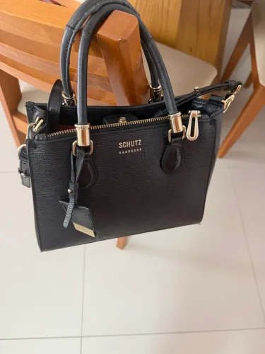 Vendo bolsa Schutz preta , tamanho médio, ótima para dia a dia