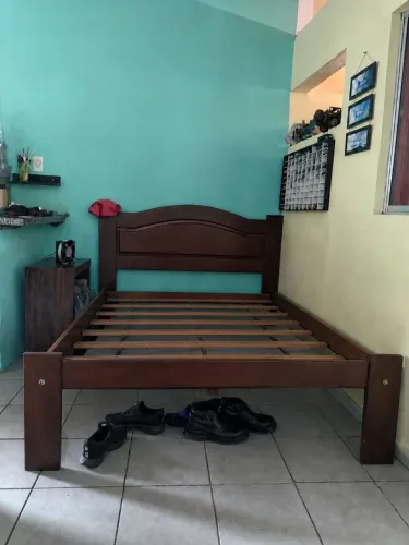 Cama de madeira pau darco , muito boa e resistente.