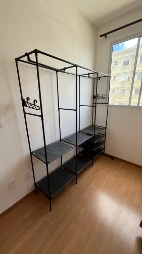 Vende-se cabideiro