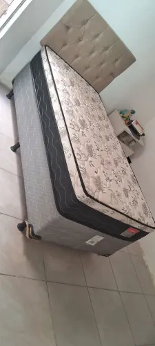 Colchão e base: cama de solteiro