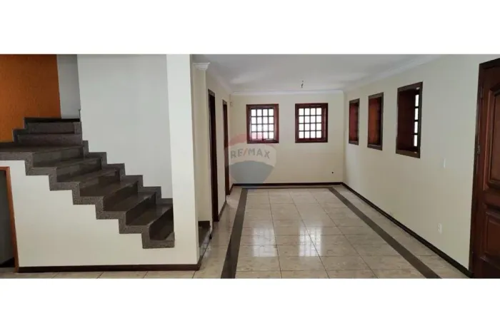 Casa espaçosa para locação  ideal para residência ou comércio (ZEU)