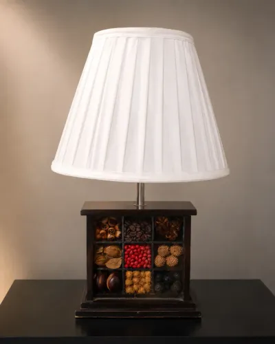 Abajur estilo retrô com base decorativa 