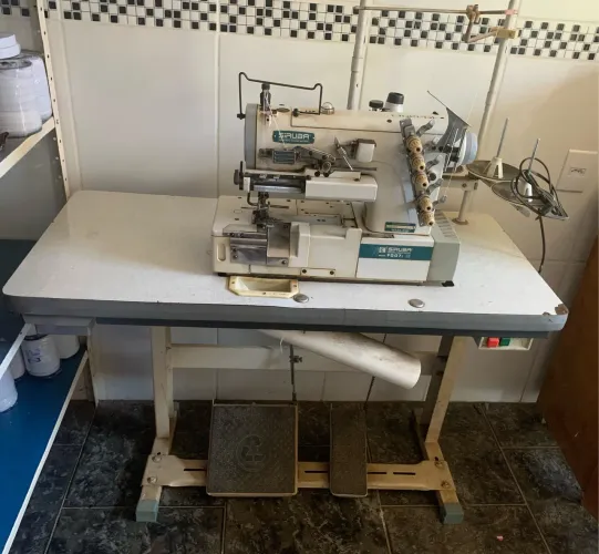 Maquina de costura BT Industrial Siruba, para passar elástico