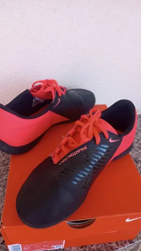 Chuteira Society Nike Phantom Venom Club TF - Preto+Vermelho