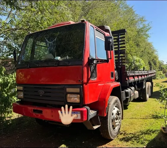 Ford Cargo truck cummins 310 cv