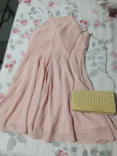 Vestido com forro e zíper nas costas 