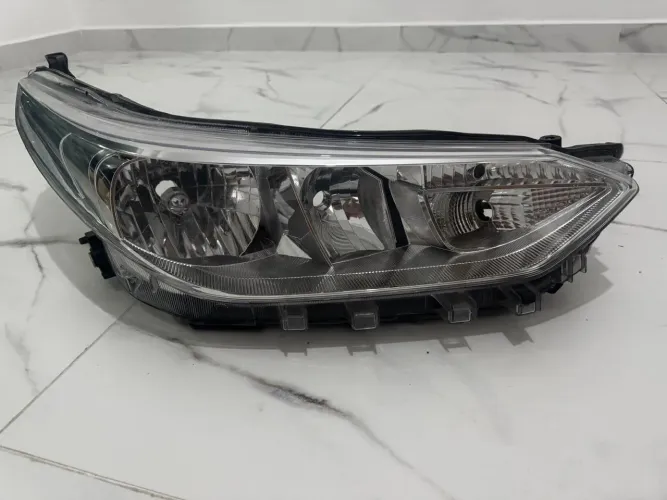 Farol Toyota Yaris 19/20