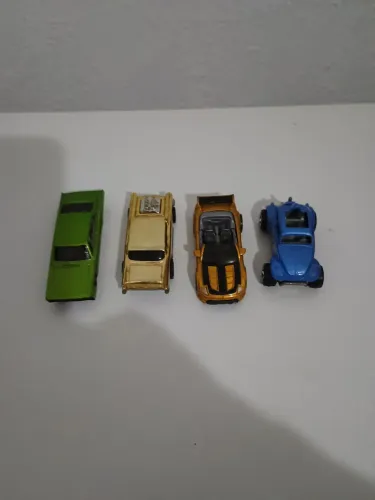 Carrinhos antigos colecionáveis.